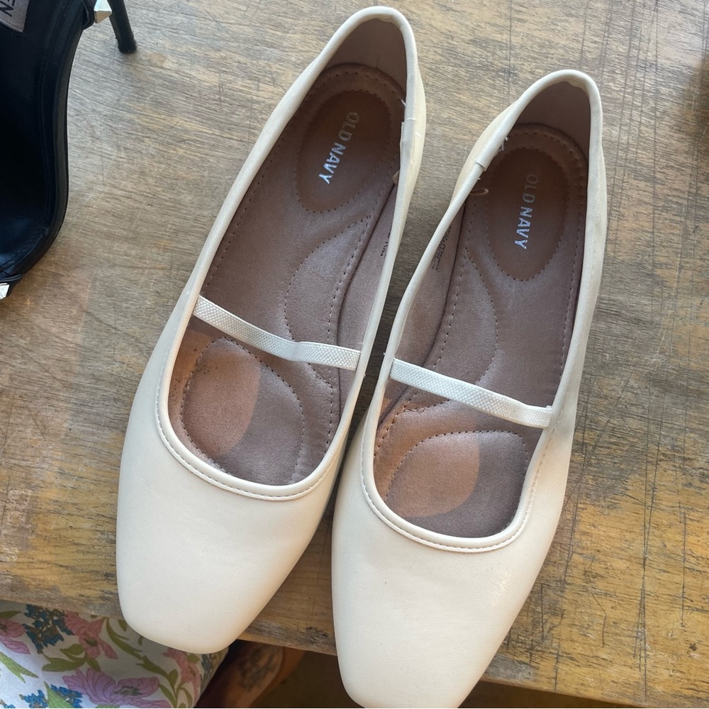 Old Navy Women's White Ballet Flats